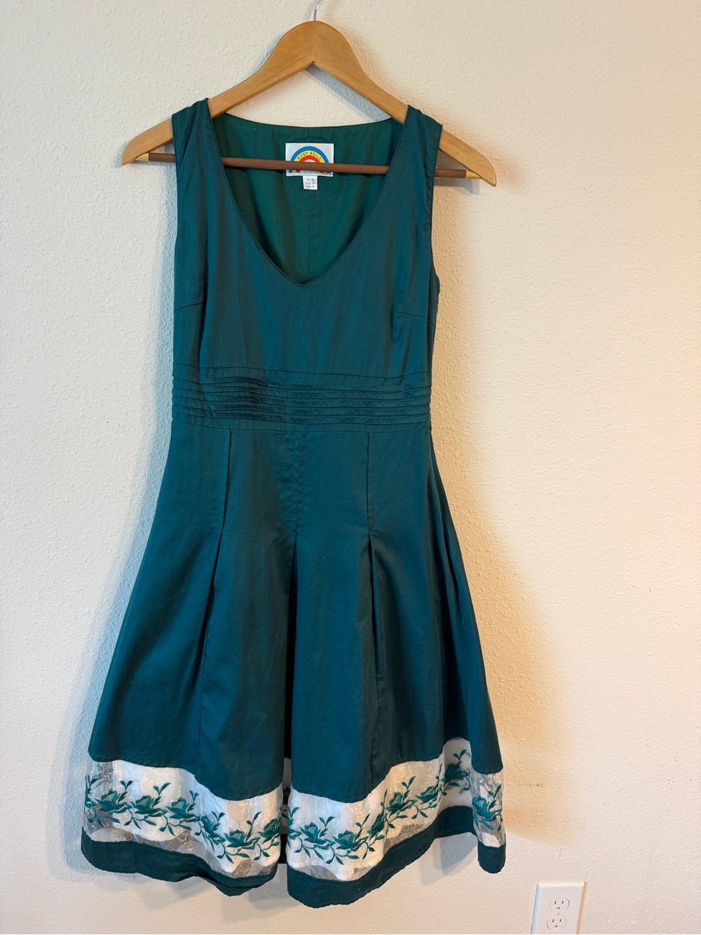Green Vintage Style Sleeveless Fit-and-Flare Dress with Embroidered Hem